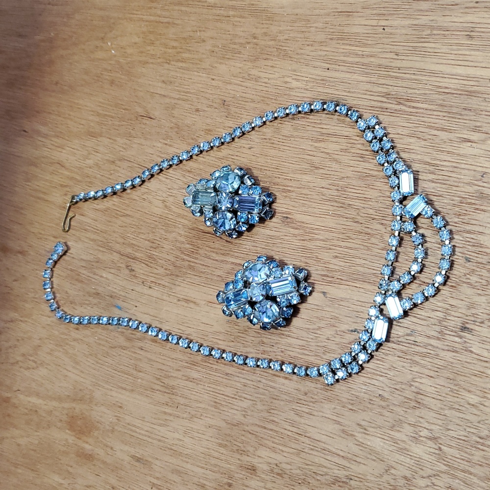 Vintage rhinestone necklace and Clip On earrings DY655